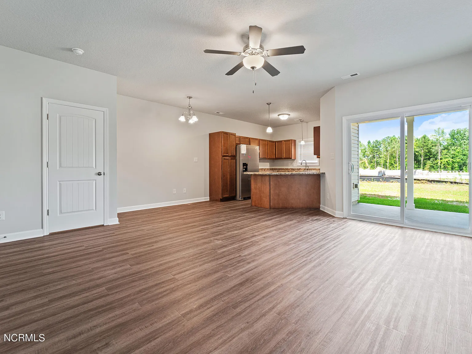 3 bed, 2.5 bath, $1,695 — Photo 2