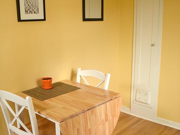 Kitchen eating area