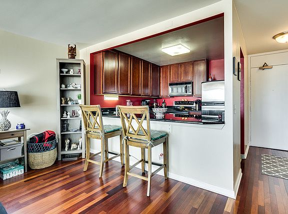 4th image of 525 W Hawthorne Pl APT 1603