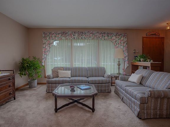 4th image of 615 Emerson Dr