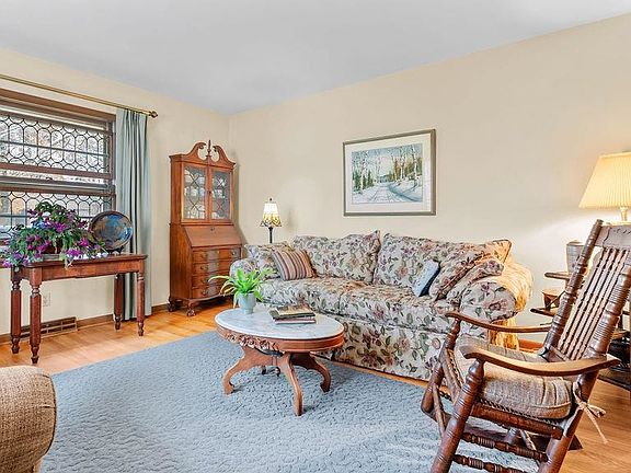 2nd image of 4619 Longmeadow Ln