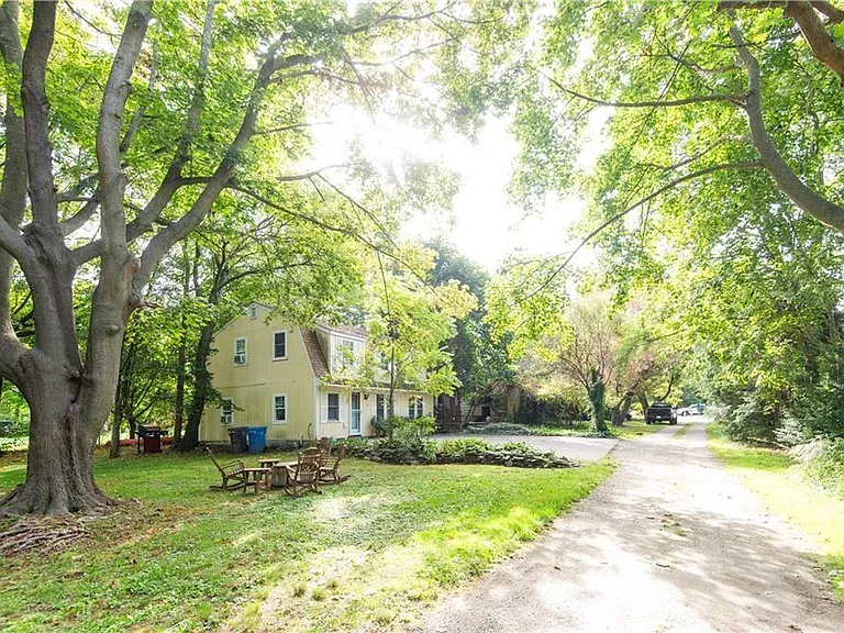 554 E Main Rd — Photo 3