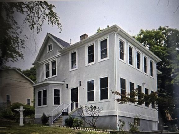 1st floor apartment, bright & high ceilings, front & backyard entrance, parking,
