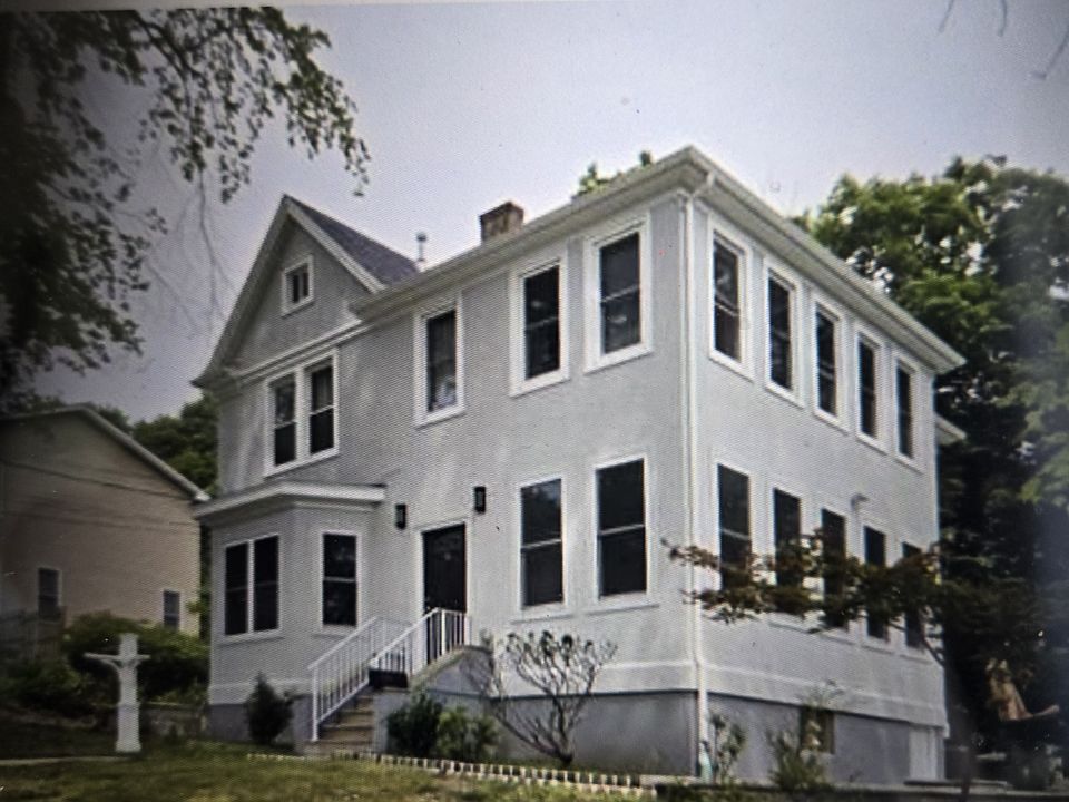 1st floor apartment, bright & high ceilings, front & backyard entrance, parking,