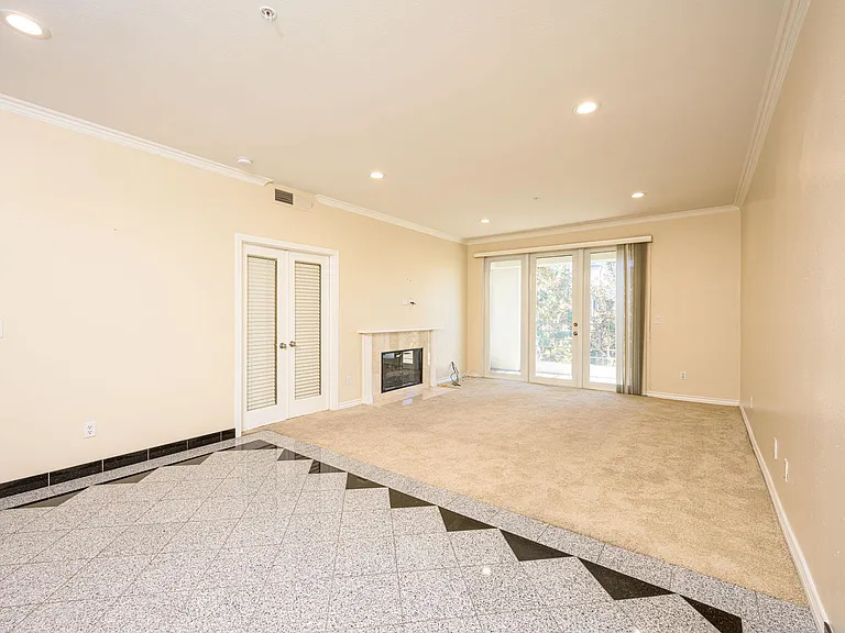 2233 Martin #307 — Photo 11