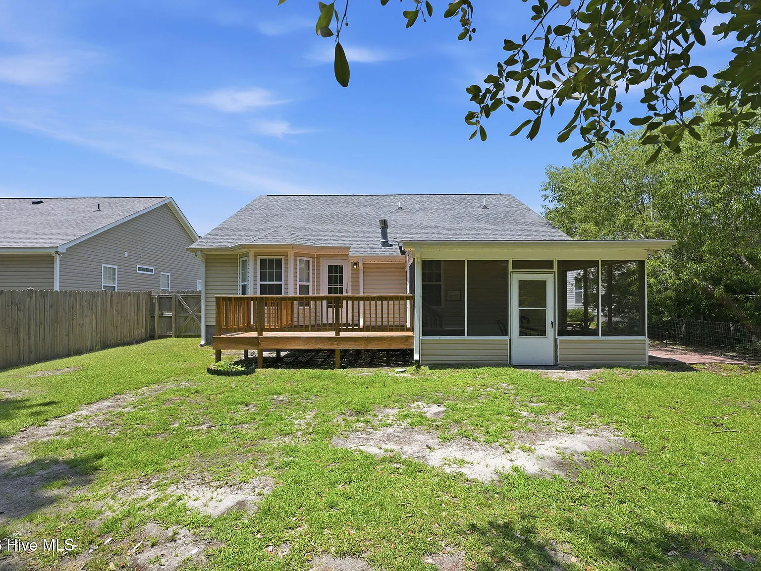 3 bed, 2.0 bath, 1577 sqft, $2,100 — Photo 2