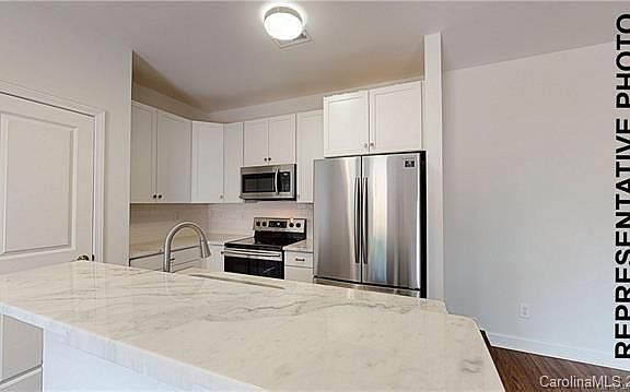 3rd image of 307 Sullivan Ave