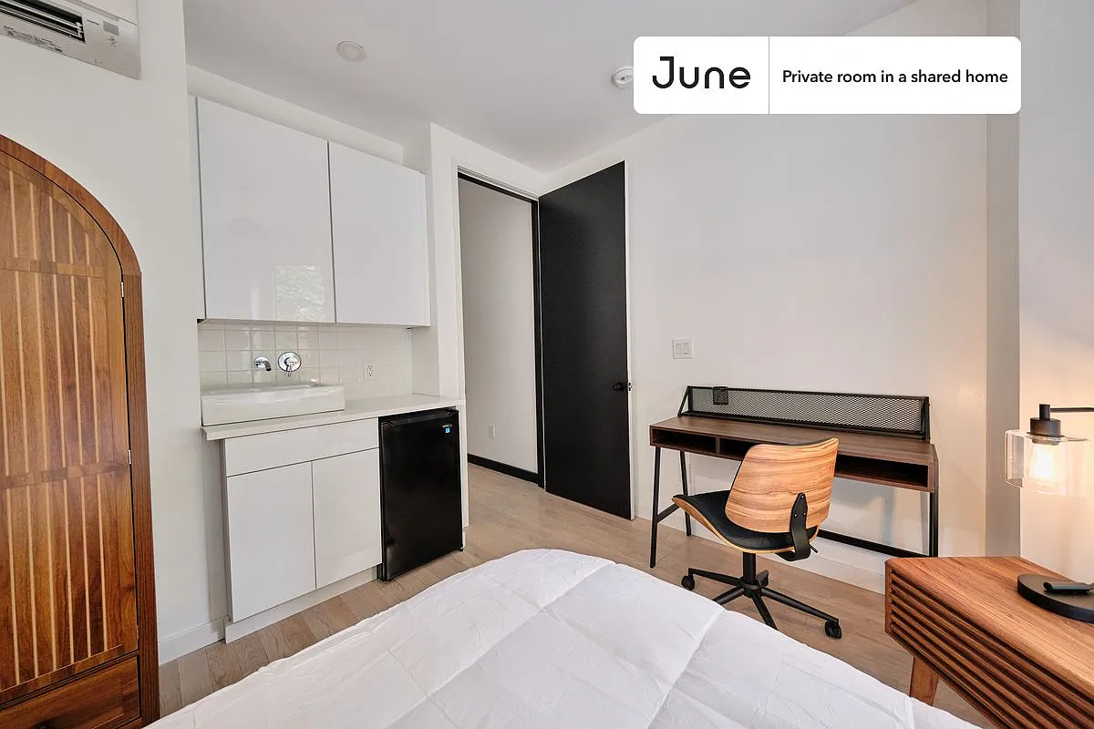 Full bedroom in 4 bed/4 bath home in Ditmas Park #1896 D — Photo 3