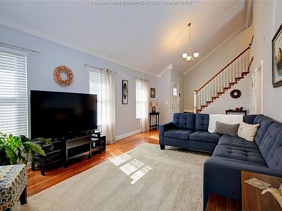 5th image of 204 Sunset Dr