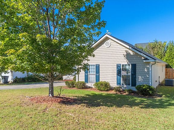 3rd image of 1014 Leigh Lake Rd