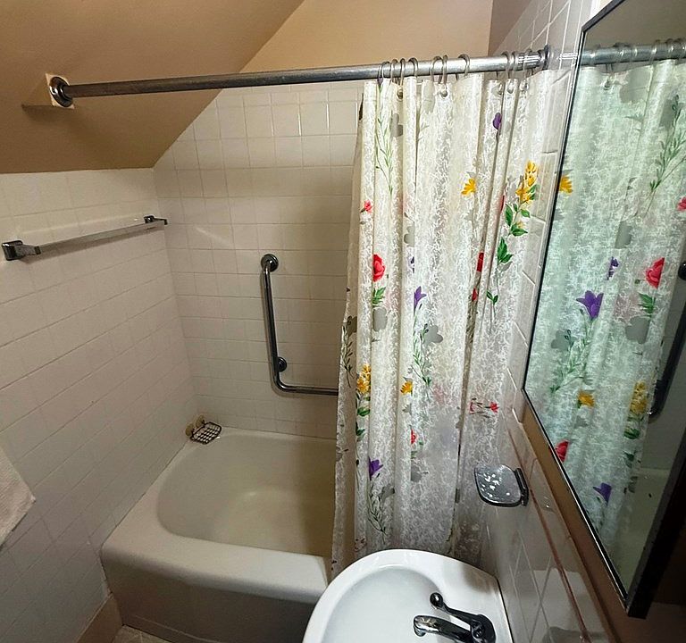 19th image of 117 Reid St