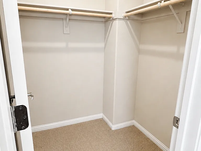 Wall-in Closet