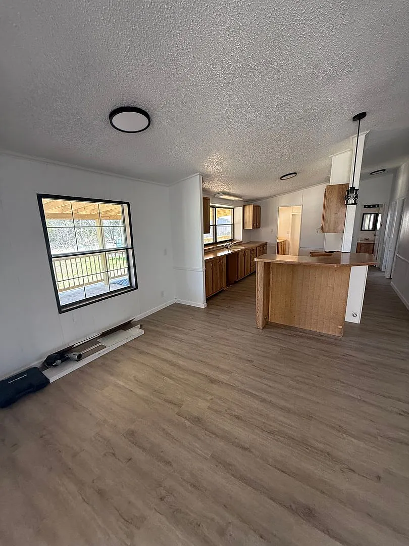 Move In Special $800 Off 1st Full Months Rent Gated Area 3/2 Granbury — Photo 4