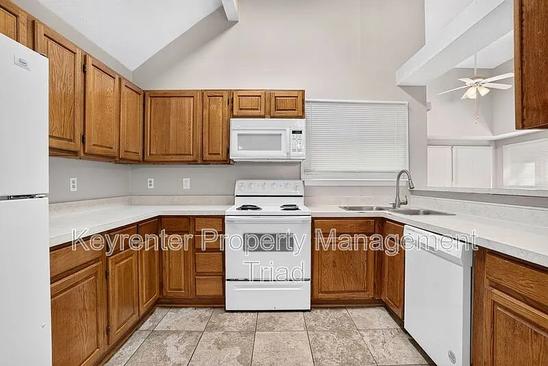3 bed, 2.0 bath, 1130 sqft, $1,695 — Photo 4