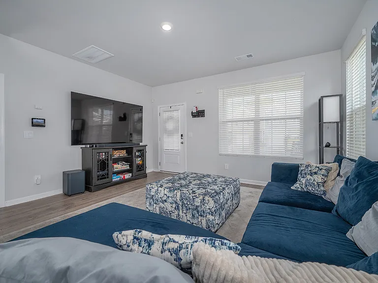 447 Augustine Dr — Photo 4