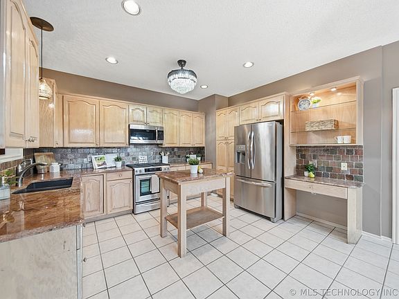 3rd image of 411 W Union Pl