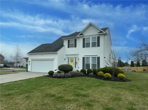 6396 Green Valley Ln, Lockport, NY 14094