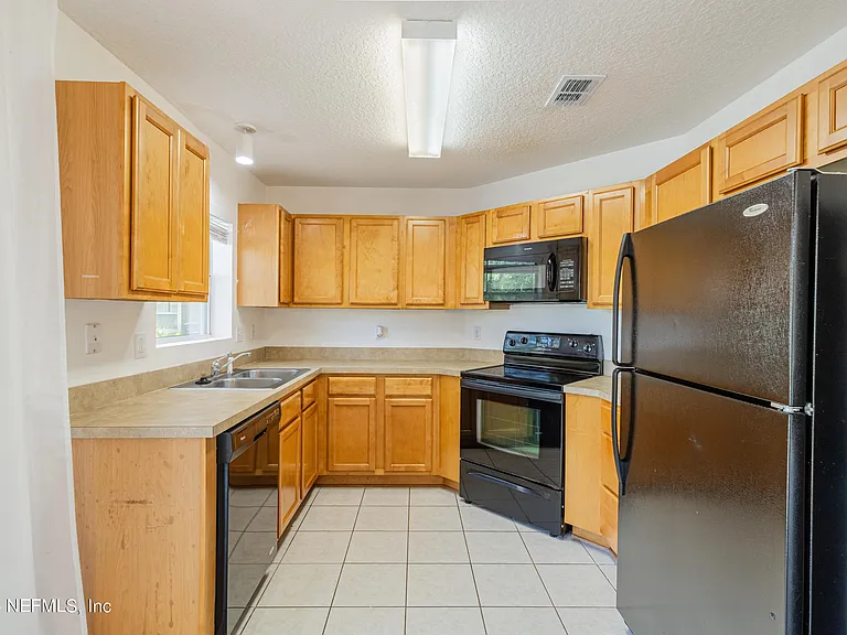 1630 Vineland Cir #B — Photo 16