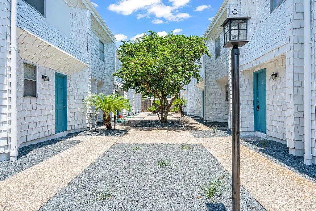 2 bed, 1.5 bath, 950 sqft, $1,400 — Photo 1