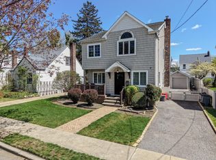 141 Collins Ave, Williston Park, NY 11596