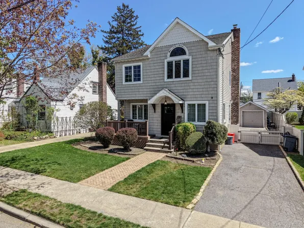 141 Collins Avenue, Williston Park, NY 11596