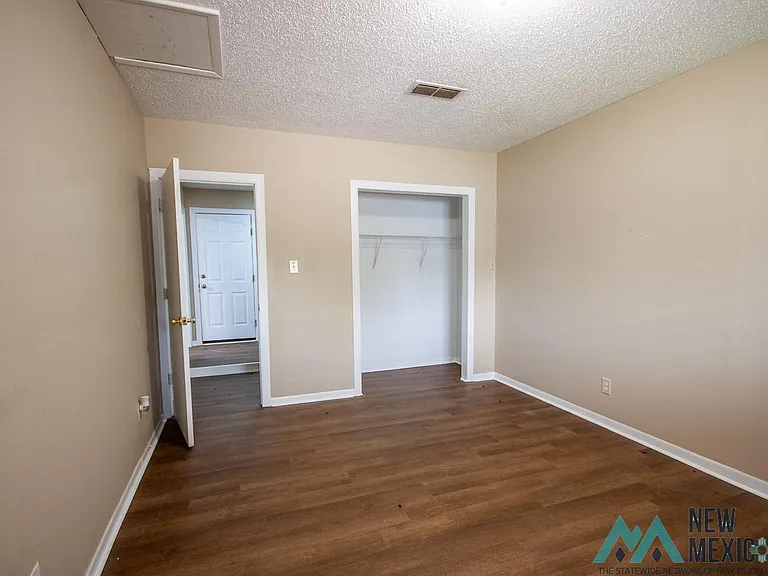 1704 Laura Ln — Photo 8