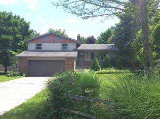 46 Ravenswood Dr, Grandville, MI 49418