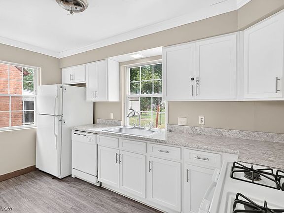 4th image of 13513 Astor Ave
