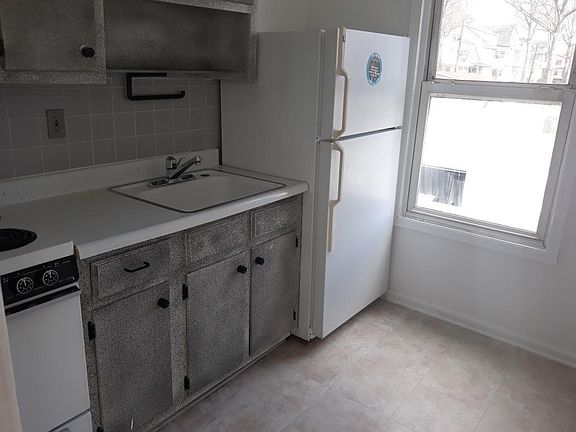 4th image of 939 Chancellor Ave #2