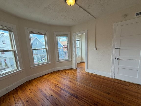3rd image of 123 Rennell St #2