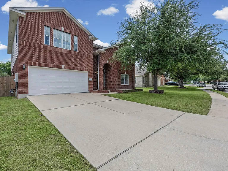 20521 Farm Pond Ln — Photo 2