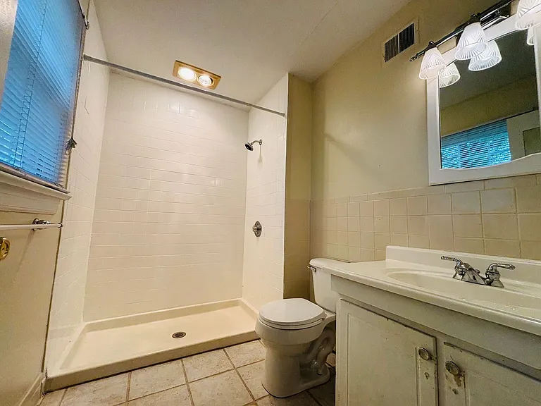 100 Yorkshire Ct — Photo 17
