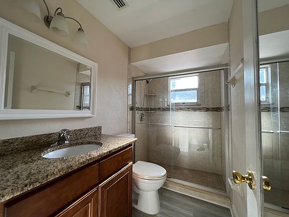 3rd image of 1425 Orchid Ln