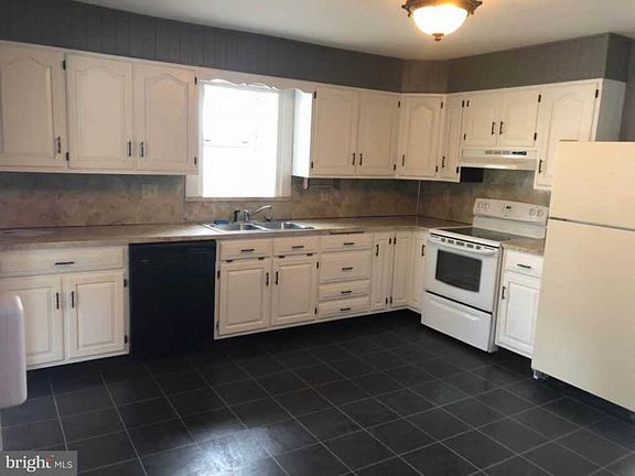 3rd image of 1637 S Main St