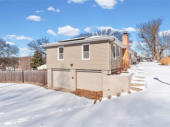4th image of 624 NE 39th Ter