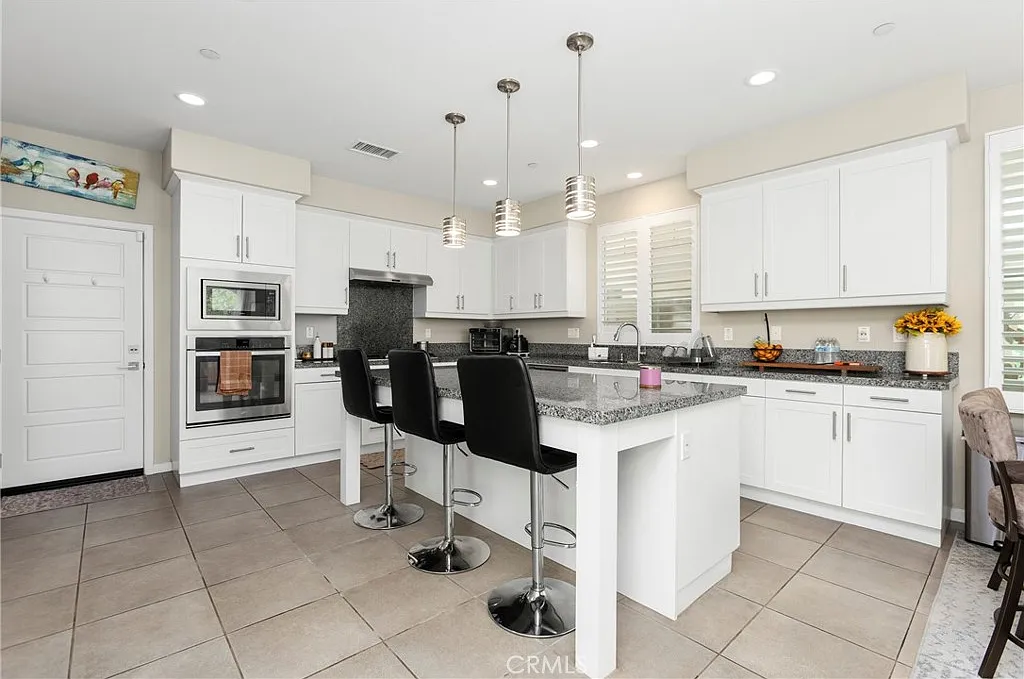 3 bed, 2.5 bath, 2198 sqft, $5,200 — Photo 4