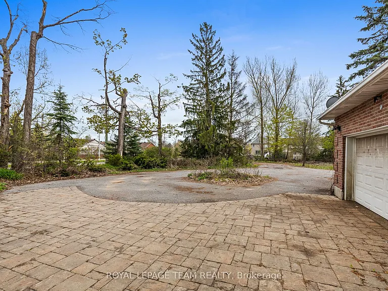 3162 Woodroffe Ave — Photo 3