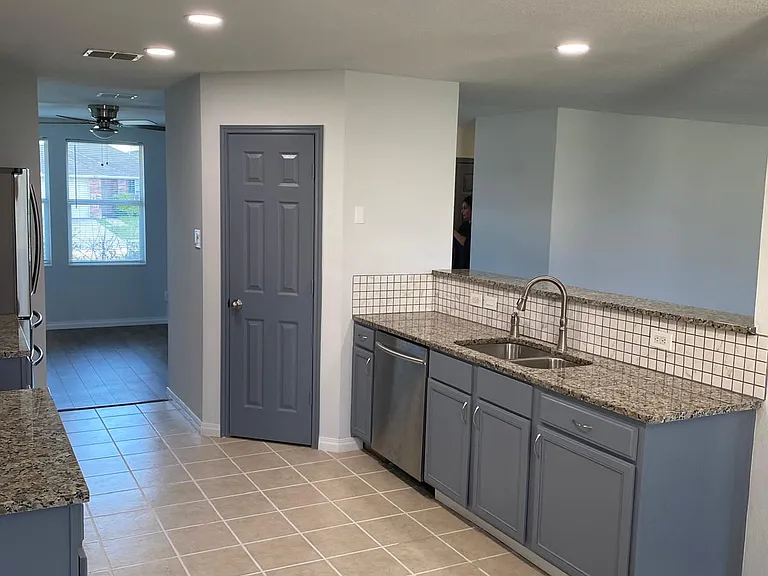2112 W Grove Ln — Photo 7