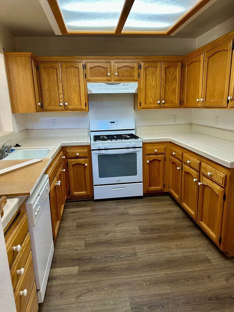 0423 80 & 84 Brewer Street — Photo 2