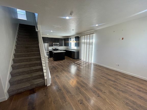 4th image of 327 Willow Creek Dr