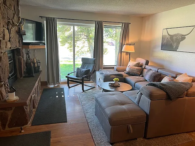 2 bed, 892 sqft, $2,400 — Photo 2