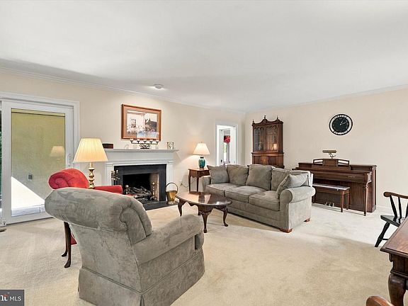 5th image of 17 Springhouse Ln