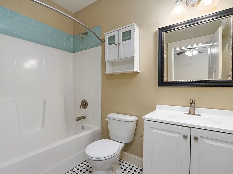 1040 E Walnut St — Photo 29
