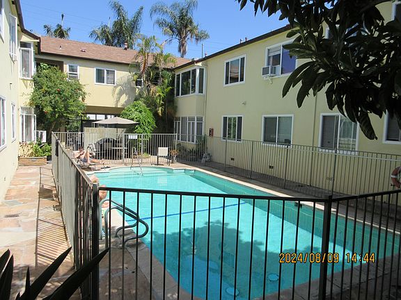 3rd image of 905 N Sweetzer Ave APT 4