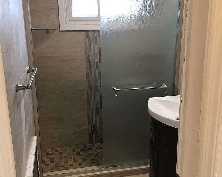 1st image of 744 W Beech St Floor 2
