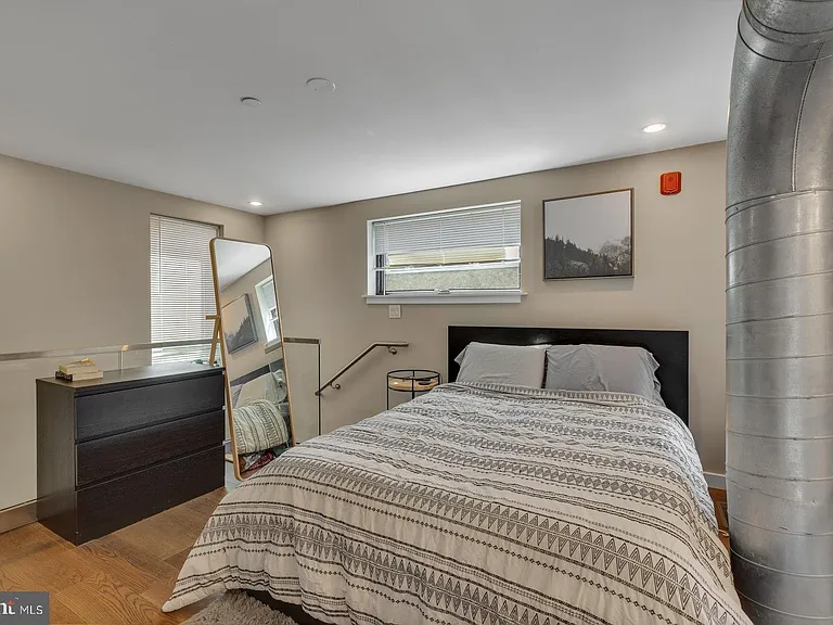 1142 Crease St #2L — Photo 13