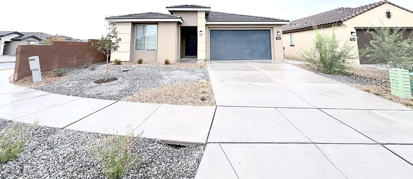 Beautiful new 4-bed, 2-bath home in the Broadmoor Heights area of Rio Rancho! Refrigerated Air! — Photo 2