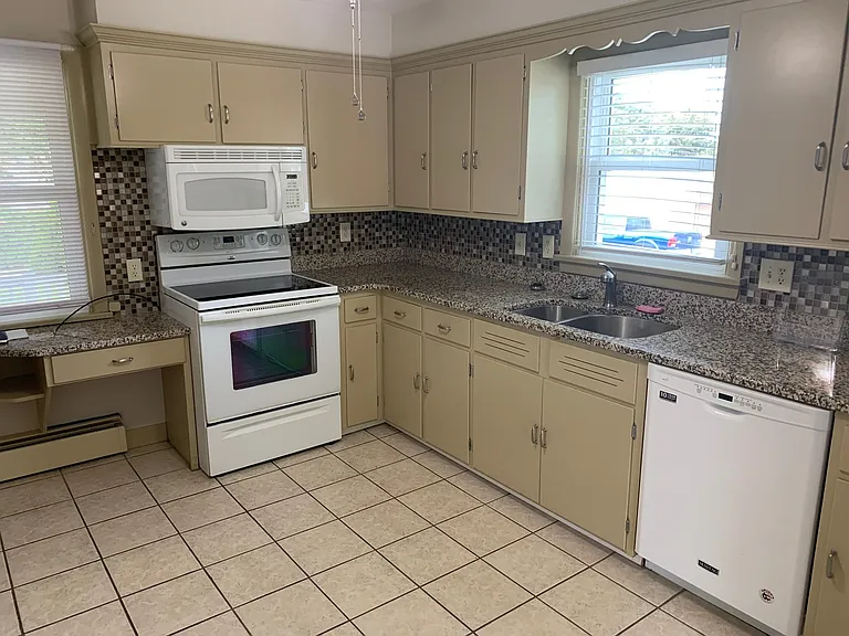 847 E Maple St — Photo 28