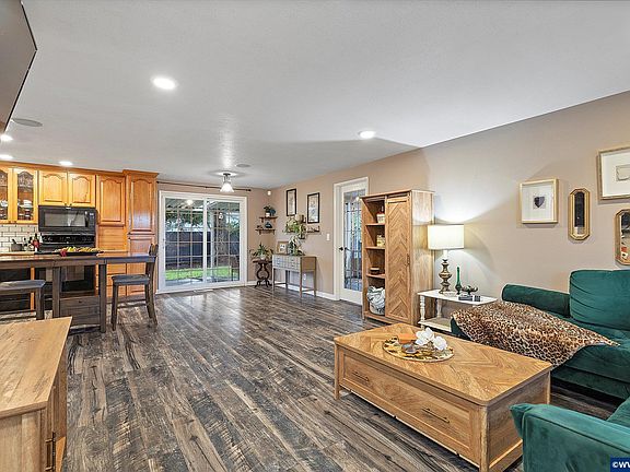 3rd image of 4637 Sunflower Way NE