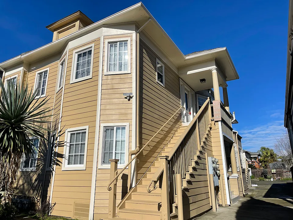 682 W Macarthur Blvd